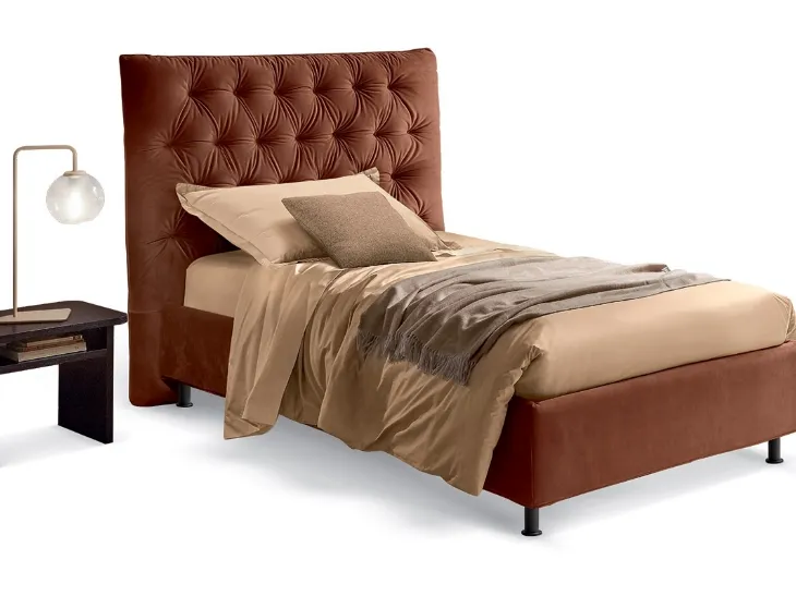 Letto singolo classico rivisitato in chiave moderna con testiera decorata con imbottitura capitonné Artemide di Rosini Night